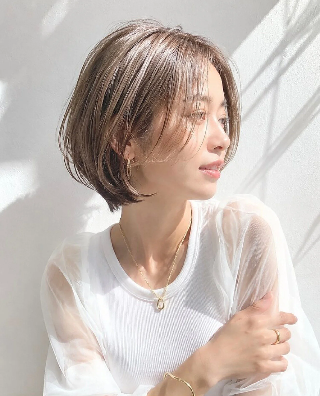 ハサミとコームで男性の襟足を整える美容師の手元